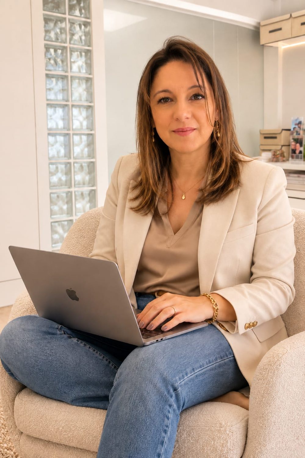 Tatiane Scotta, psicóloga e sexóloga, trabalhando em ambiente acolhedor